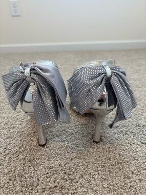 Chase + Chloe Silver Rhinestone Bow Heels Size 10